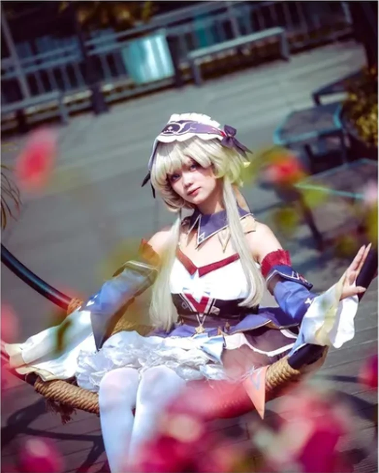 Cosplay portrait on a swing photographed by Iki